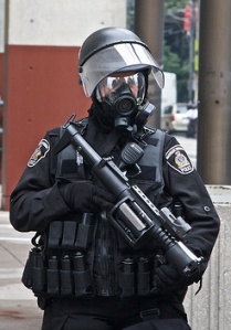 g20-toronto-arwen-riot-cop (29K)